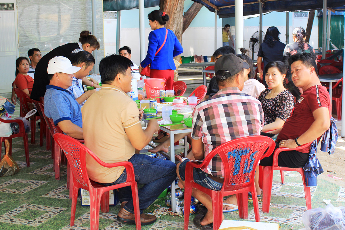 Cho thuê bãi sinh hoạt, tắm nước ngọt, Bếp than, chén đũa, đá, phc vụ nồi, trà nóng